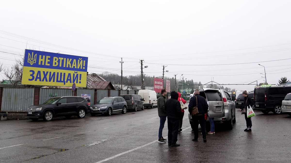 Skrze západní hranici na Ukrajinu přijíždí více lidí než odjíždí